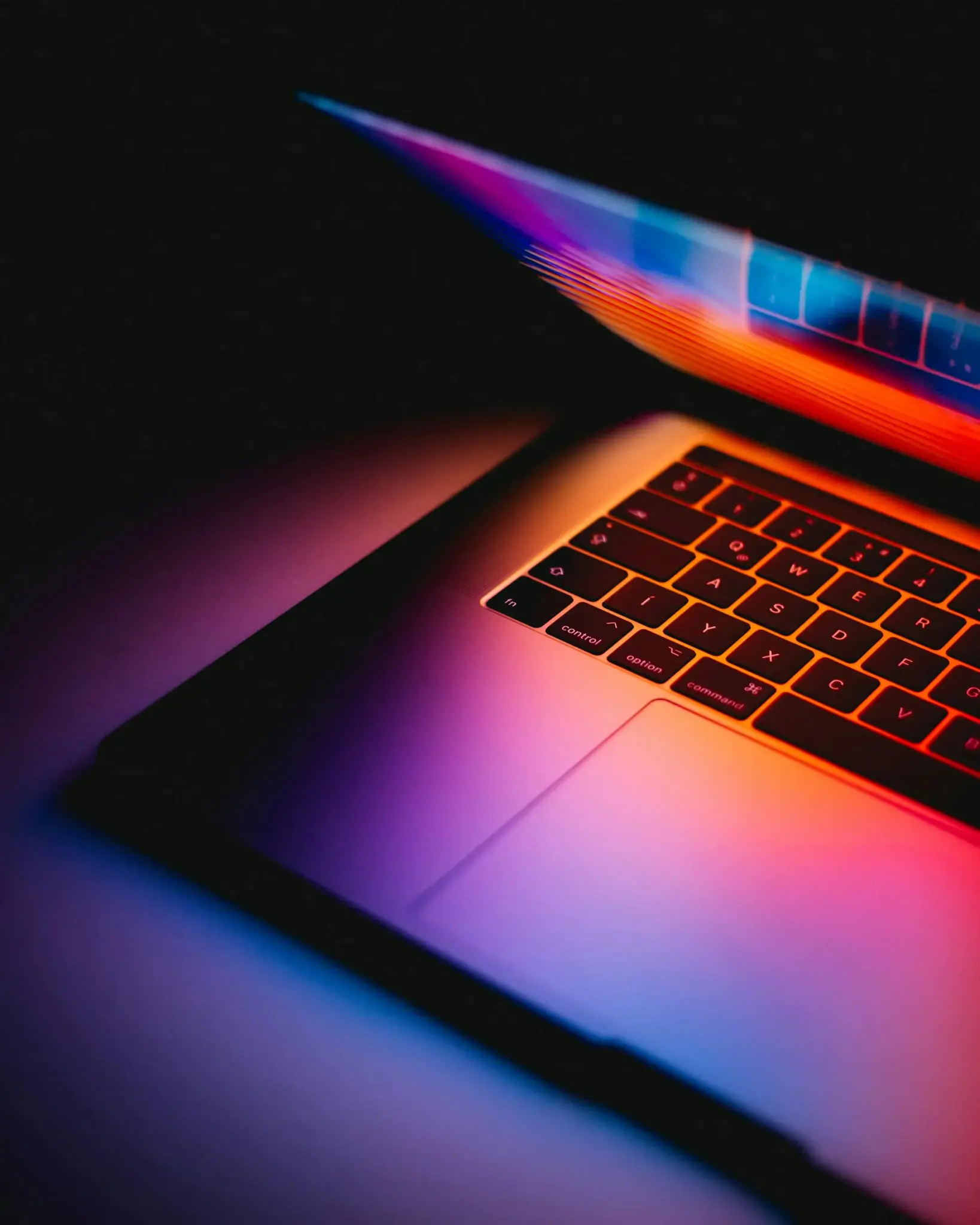 Laptop com tela colorful mostrando desenvolvimento web